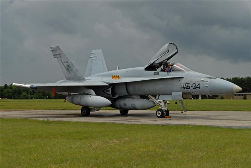 Spanish Hornet is prepared for next sortie.jpg - jens.schymura@onlinehome.de